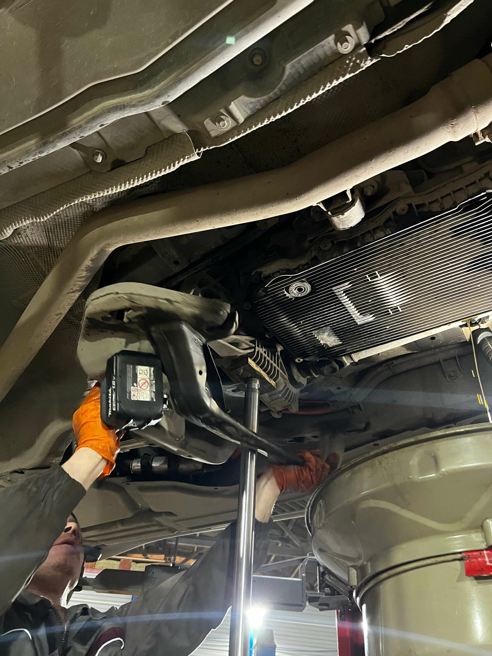 Демонтаж подушки АКПП BMW