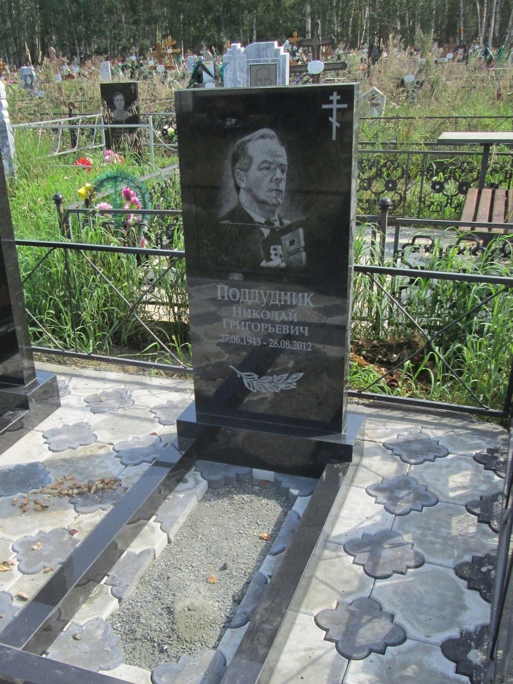 Памятник из Карельского гранита с гравировкой двух сторон, размер 1000х450х50