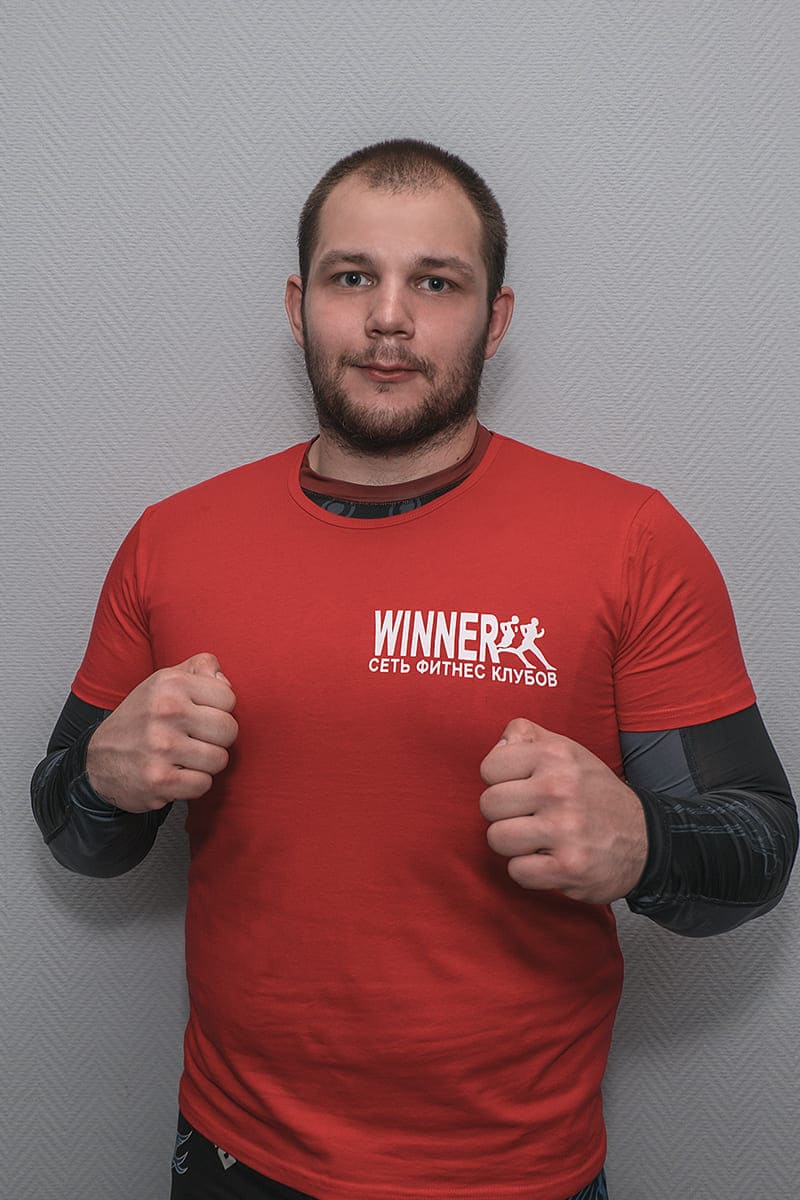 Виннер фитнес печатники. Тренер по смешанным единоборствам. Логинов Денис тренер. Денис Акимов тренер. Тренер Денис атмосфера.