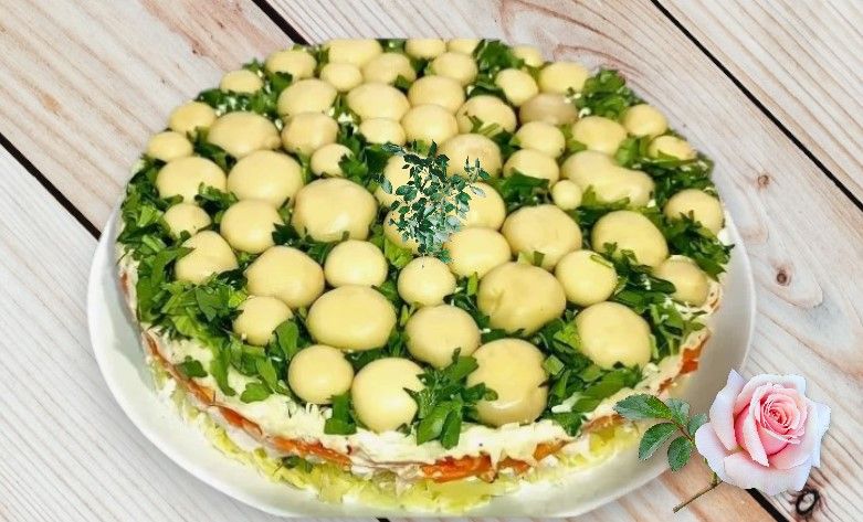 Приготовление салата «Грибная поляна» с шампиньонами и курицей: шаг 14