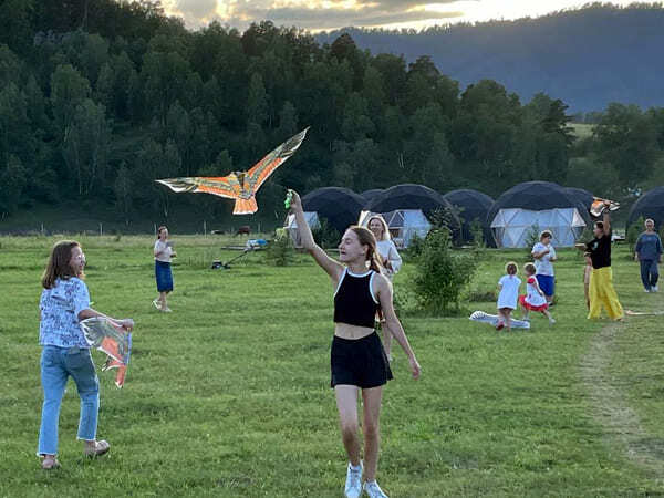 Семейный лагерь - запуск воздушного змея