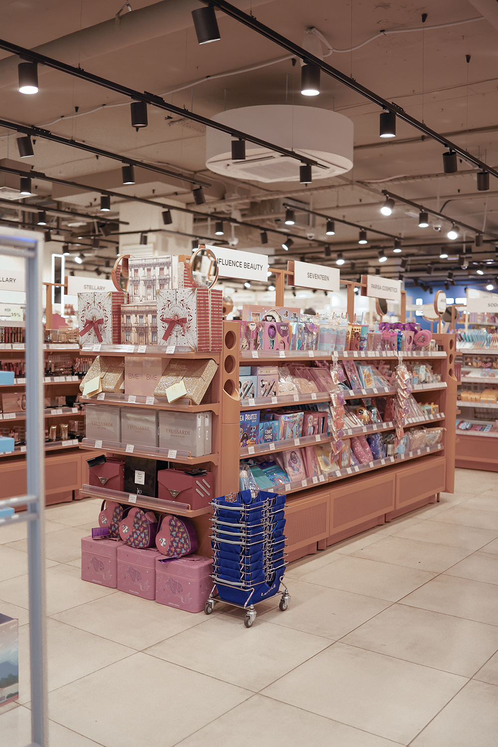 Компания «Интерьерные решения» успешно завершила производство и монтаж торгового оборудования для магазина Л&amp;#39;этуаль в ТЦ «Пилот», Гатчина