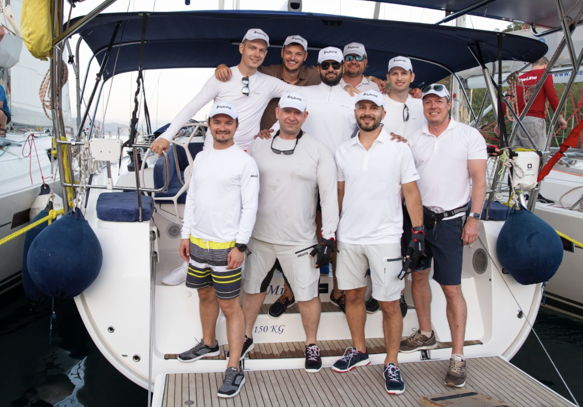 Бизнес-трекер Александр Карабасов с клиентами — компанией Hybrid 