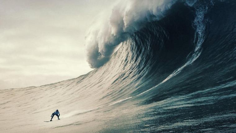 Кадр из фильма «Maya and the Wave»: серферша на гигантской волне в Назаре