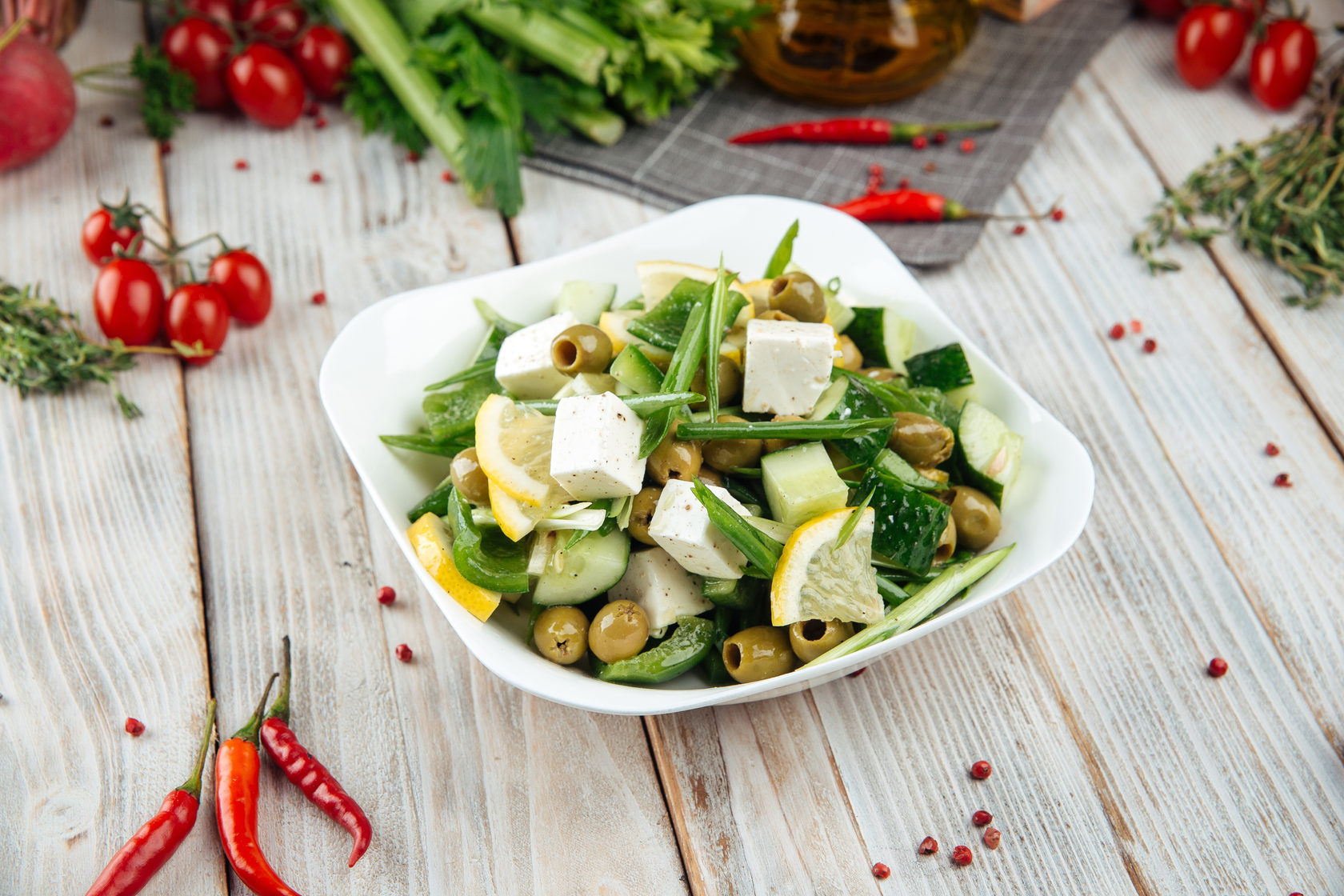 Салат с зелеными оливками