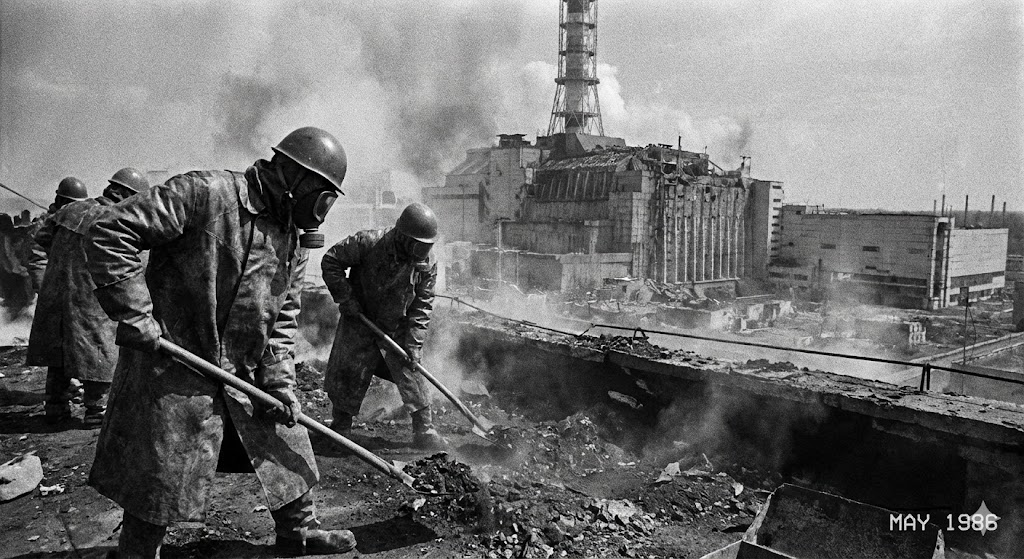 Ликвидаторы в защитных костюмах работают на крыше реактора ЧАЭС 