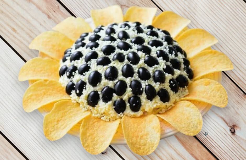 Салат «Подсолнух» с курицей и ананасами