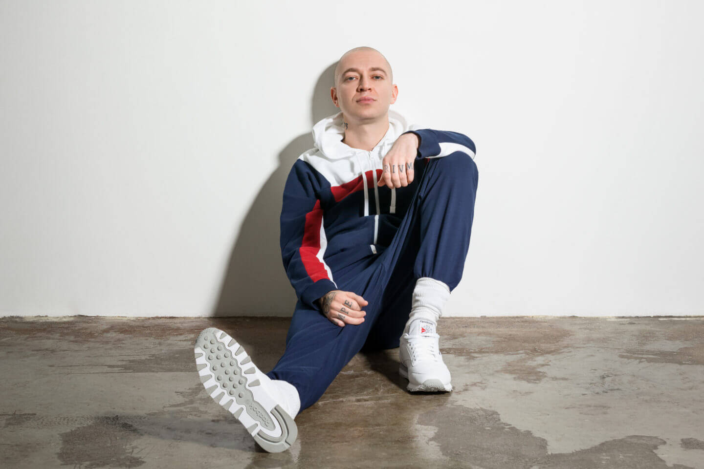 Рэпер сидит. Oxxxymiron. Oxxxymiron рибок. Рибок Оксимирон кроссовки. Reebok x Oxxxymiron.