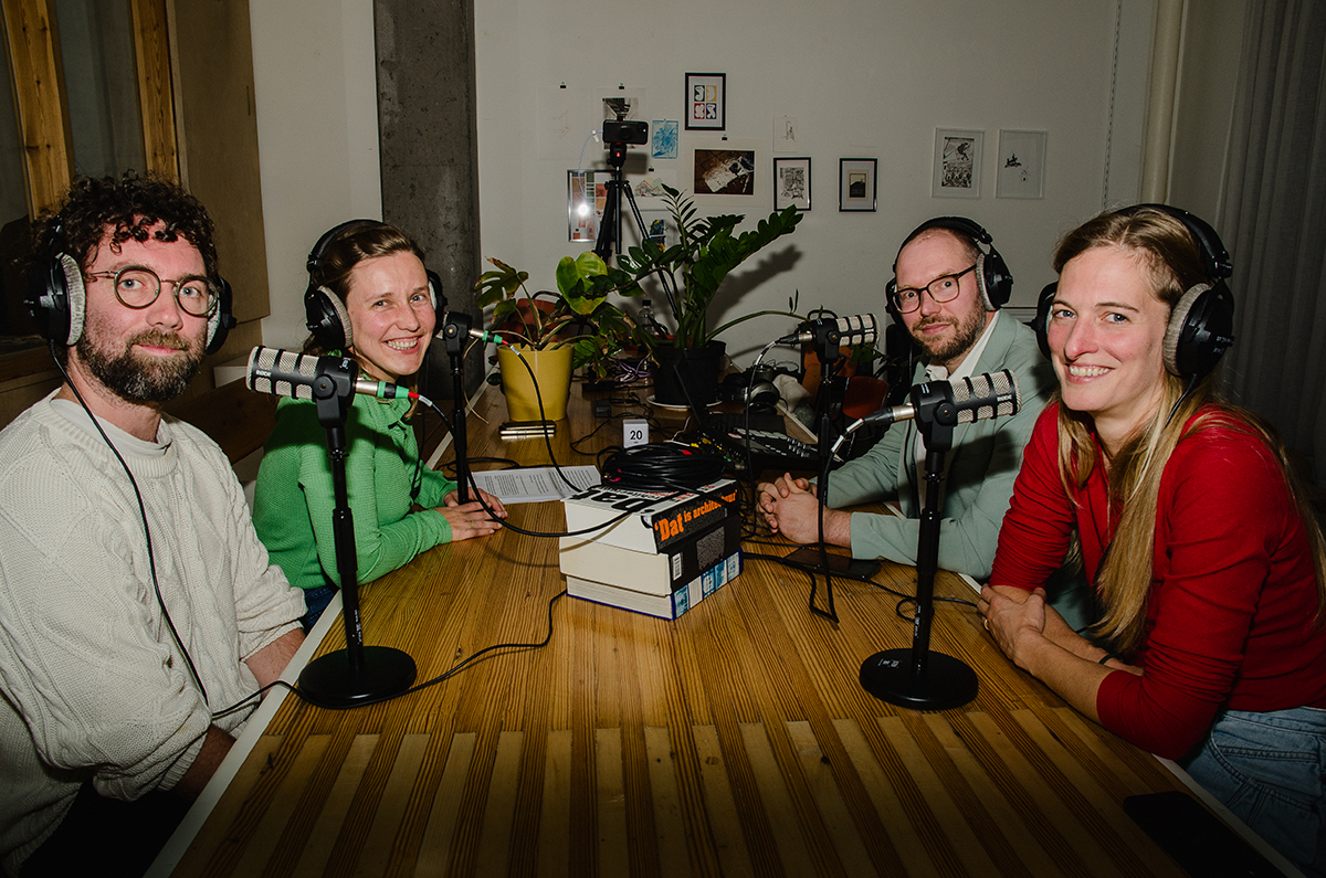 Paulien van Dear Architects met de vennoten van Marge Architecten tijdens de opname van de podcast Dear Marge