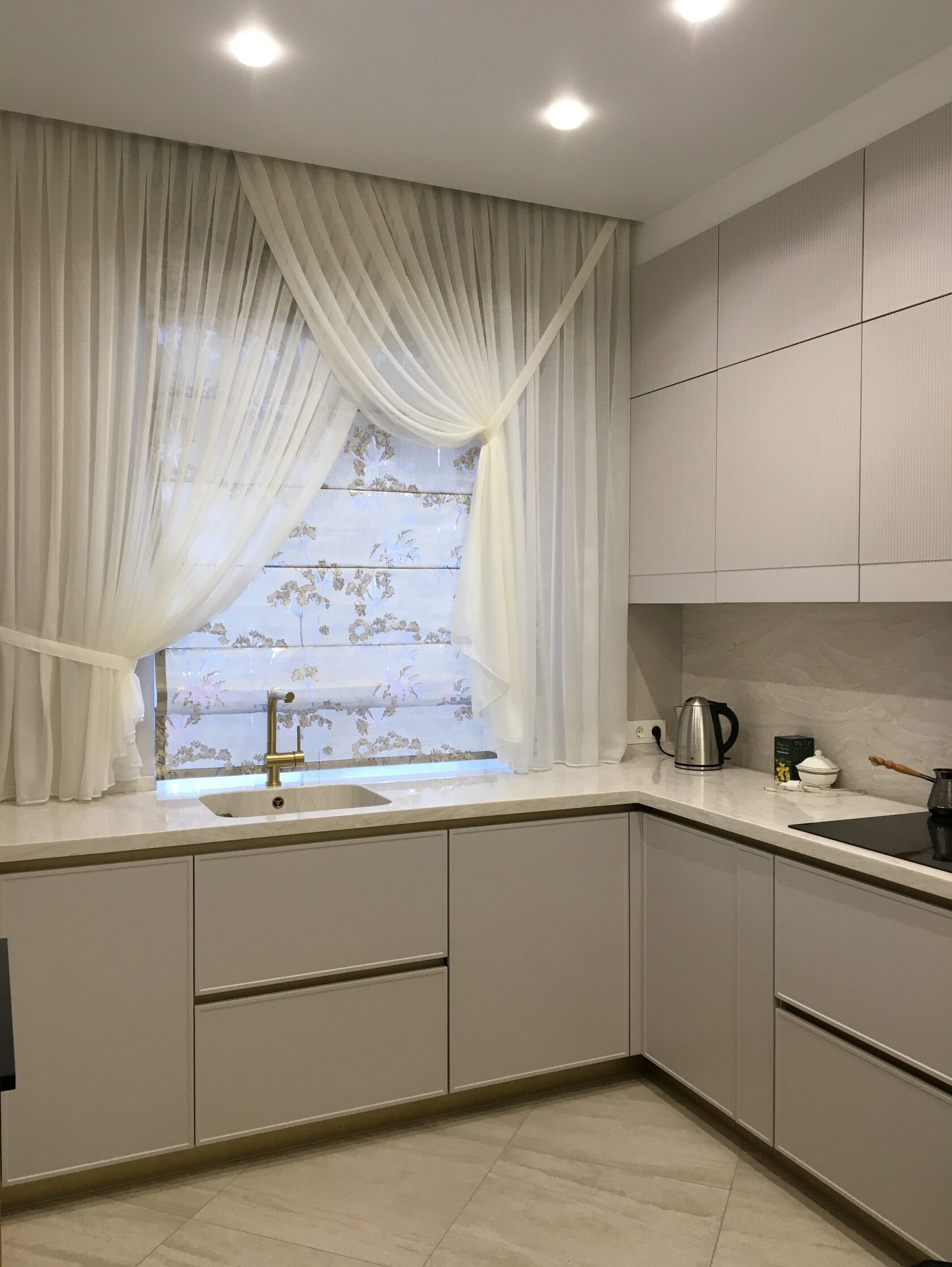 Классические шторы на кухне