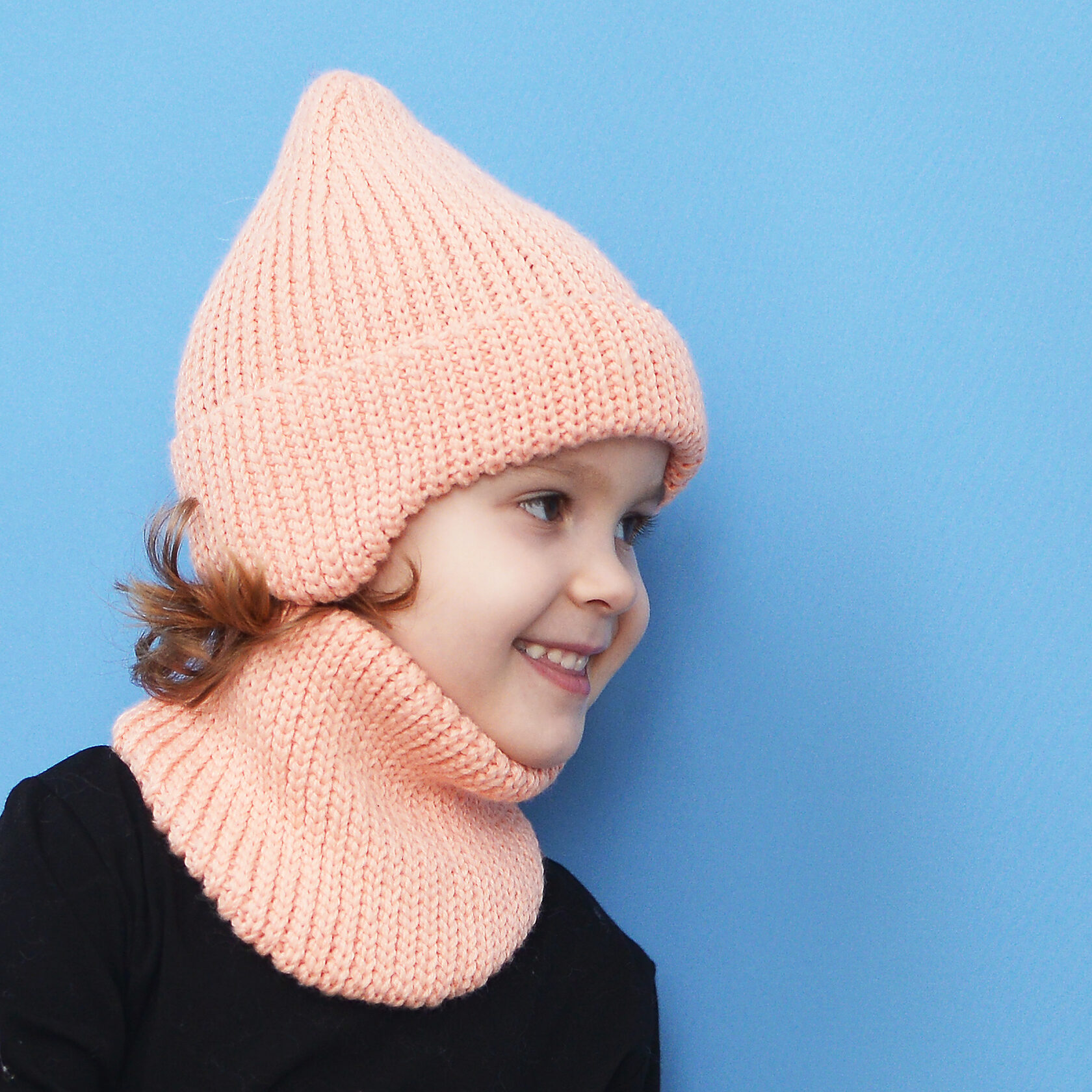 Шапочка и манишка комплект. Шапка с манишкой для женщин. Шапка с манишкой. Шапочка шлем для новорожденного. Шапка манишка.