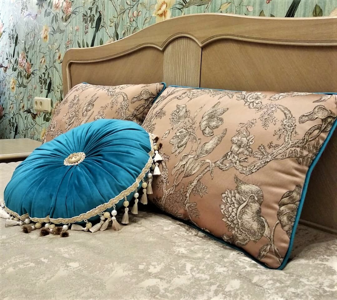 Красивые покрывала и подушки для спальни на заказ в студии Лаконика