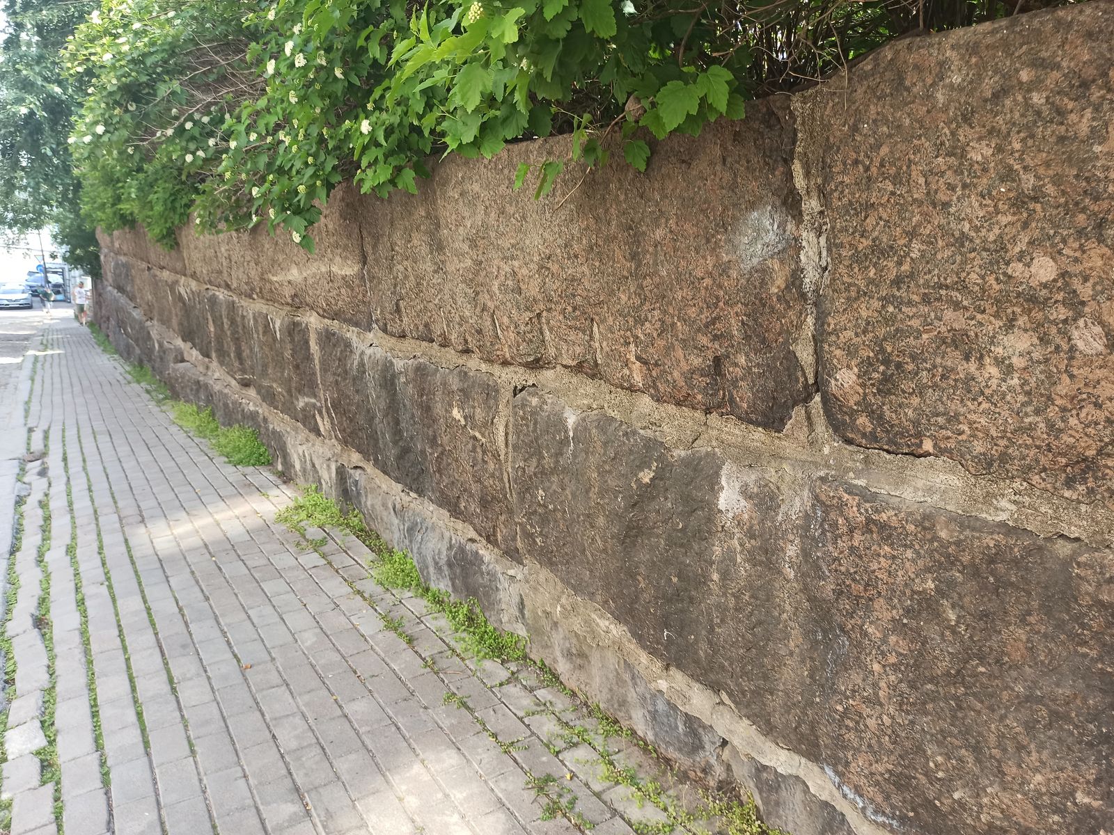 Подпорная стенка из гранитных блоков.