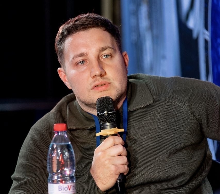 Часовой мастер Дмитрий Чугунов за работой в мастерской