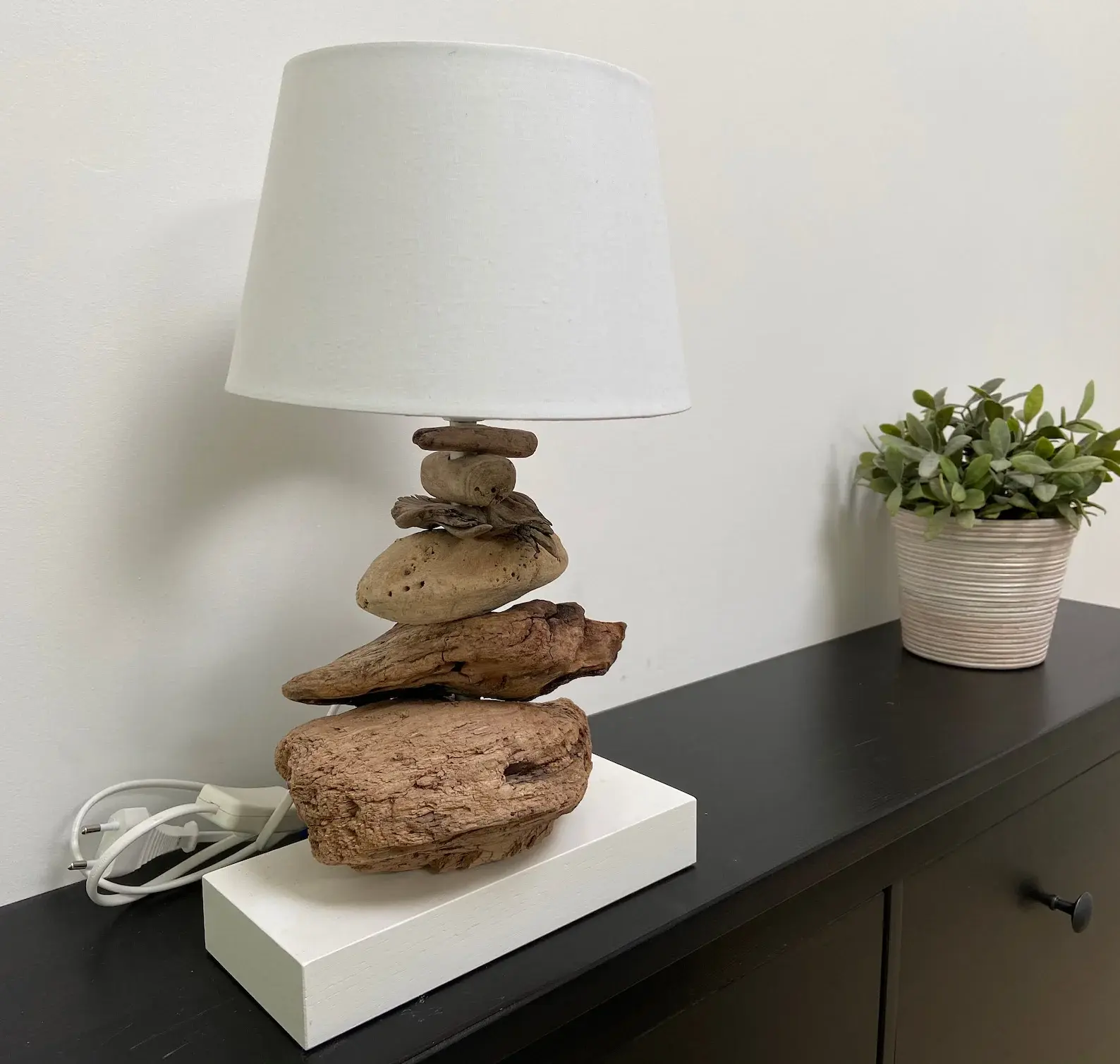 авторская настольная лампа ручной работы из коряги