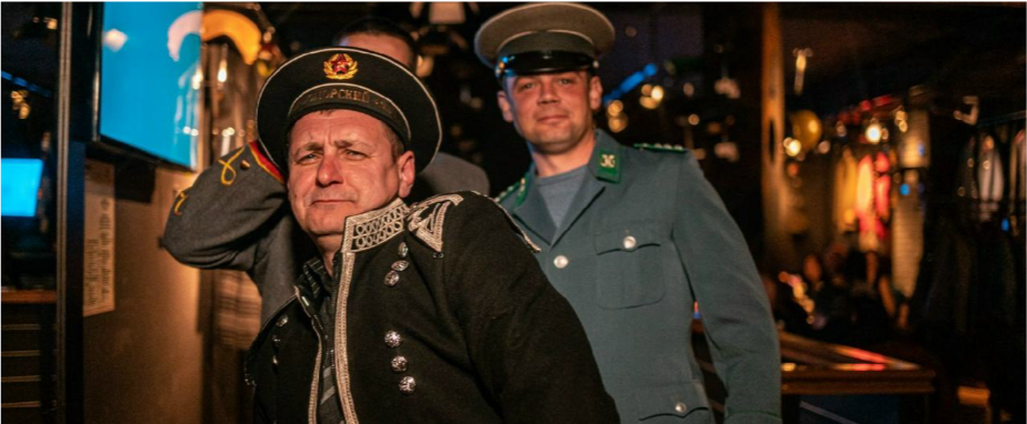 Компания гостей в мундирах