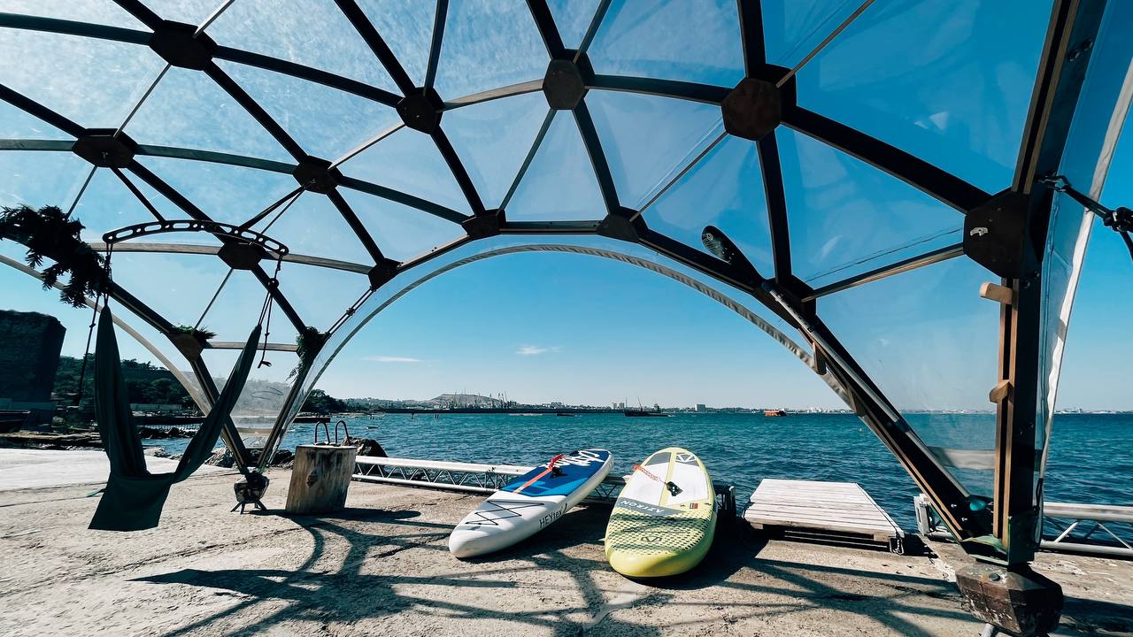 Беседка у моря с Sup-досками, каркасная конструкция Quadrome на берегк