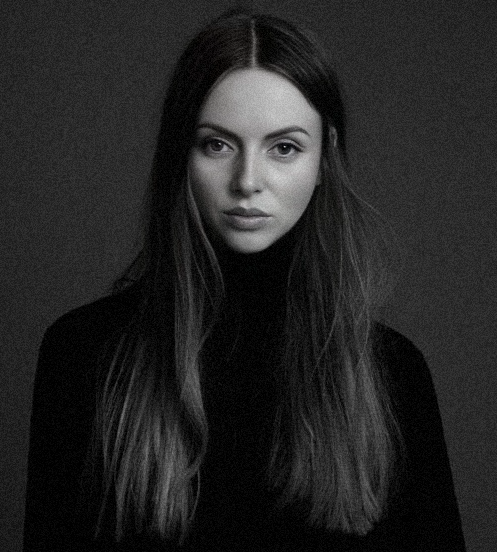 девушка с длинными волосами смотрит вперед