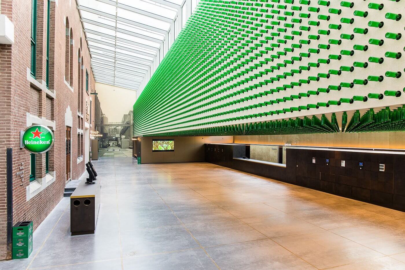 Heineken Experience — музей, созданный в бывшей пивоварне компании. Зеленые бутылки над головой как символ масштаба бренда и путь лагера от Амстердама до всего мира.