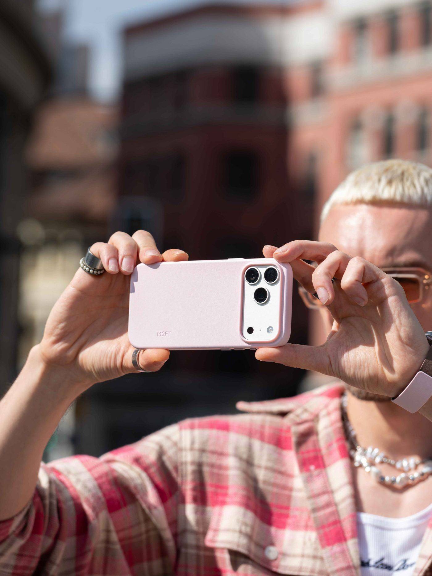 Кадр на ходу: iPhone в чехле MOVAS Snap Case