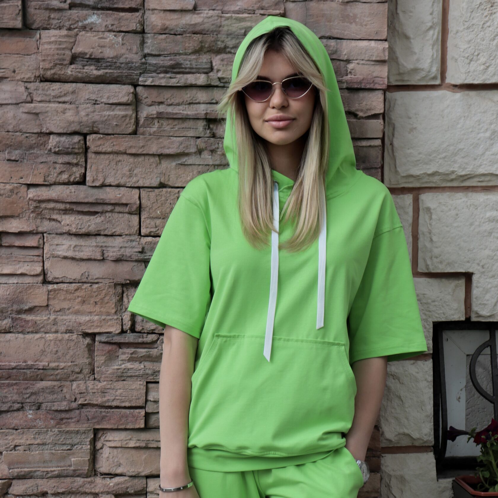 худи с укороченным рукавом