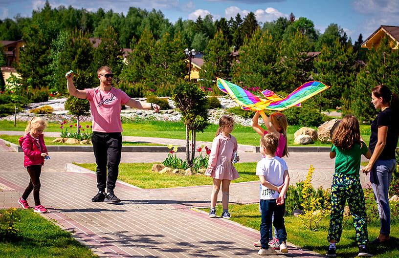 Фэмили поселок. Эмеральд Вилладж. Коттеджного поселка Emerald Village «Эмеральд». Руза Фэмили парк. Фэмили парк Воскресенск.