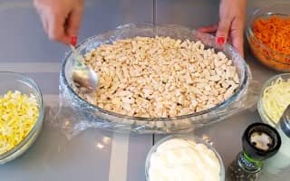 Приготовление салата «Грибная поляна» с шампиньонами и курицей: шаг 8