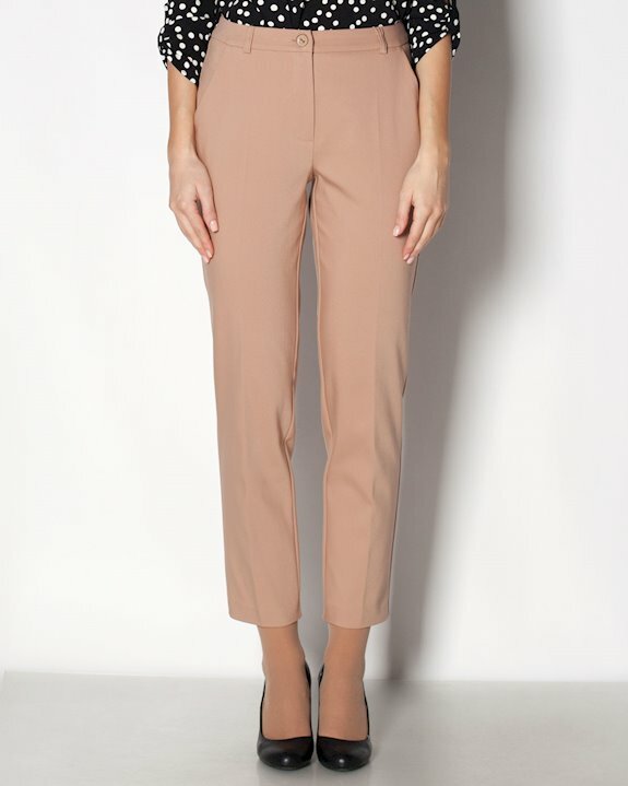 Дамски панталон в неутрален бежов цвят, подходящ за капсулен гардероб