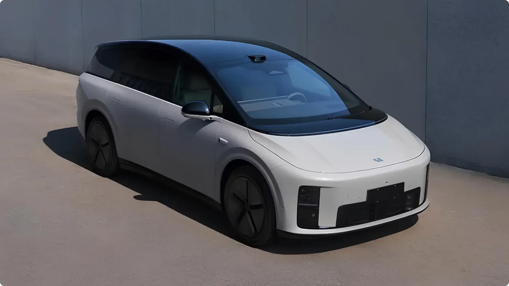 Официальный релизный снимок Li Auto i6 от MIIT: новый компактный электрический лифтбек в белом цвете с черной крышей, аэродинамичный профиль и лидар на крыше.