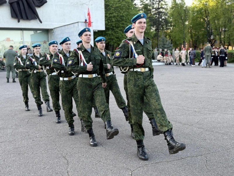 участники Зарницы 2.0 маршируют Великие Луки строевая подготовка военно патриотическая игра Псковская область