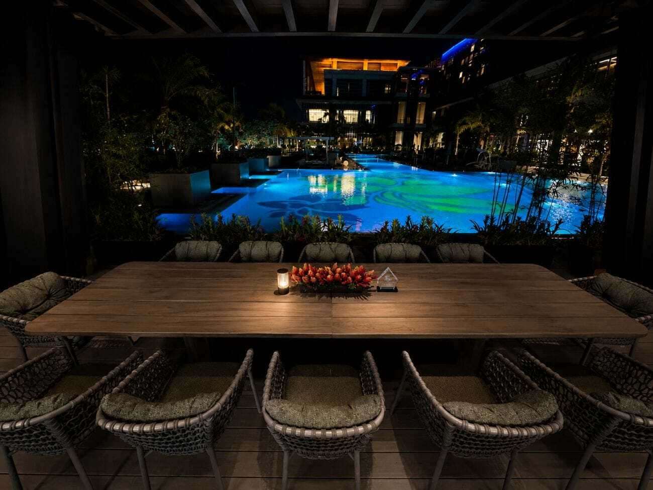 Solaire Pool Bar & Grill: мягкий свет у бассейна — фото 2