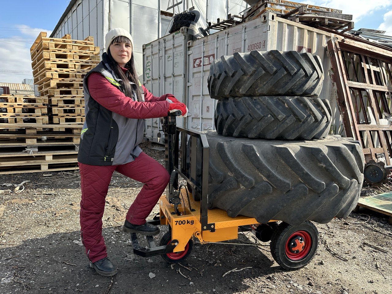 мототележка везет груз