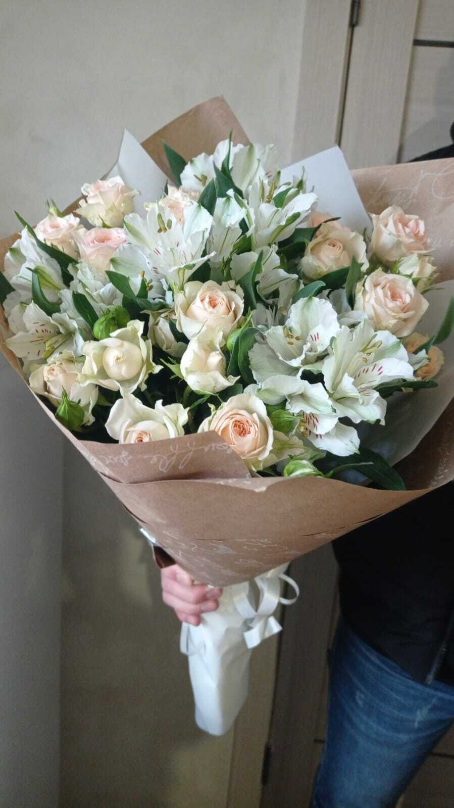 Красивый букет из белых хризантем и белых роз