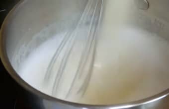 Приготовление манных биточков на сковороде: шаг 1