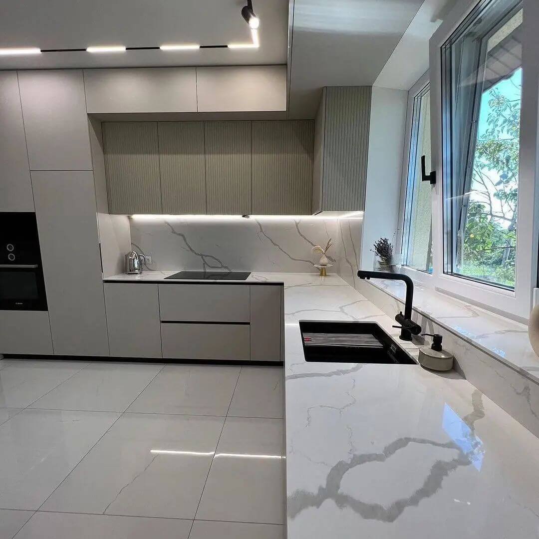 Кухня на заказ с подсветкой