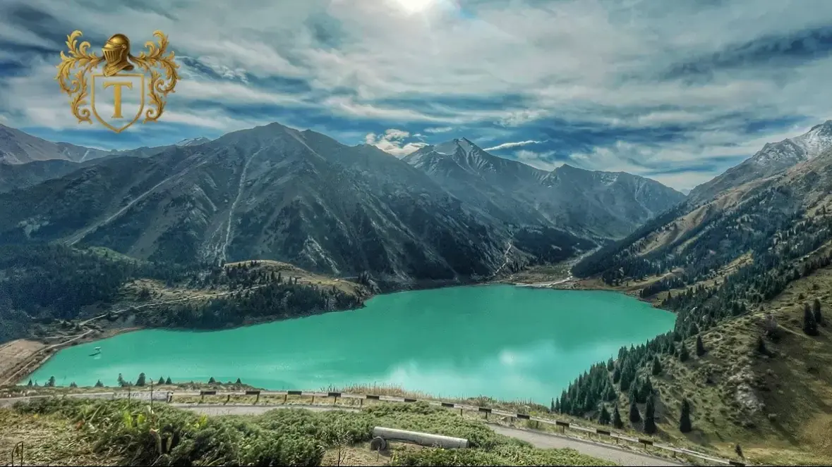 Большое Алматинское озеро бирюзовая вода
