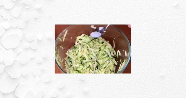 Приготовление омлета с кабачком и сыром на сковороде: шаг 8