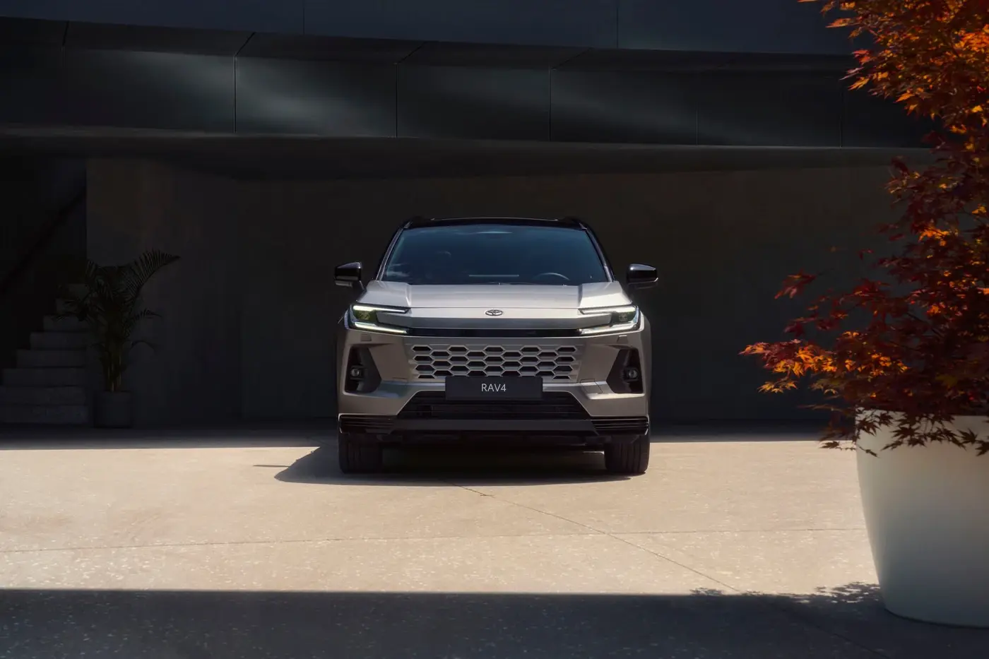 Передняя часть RAV4 с новой решёткой радиатора и световой сигнатурой