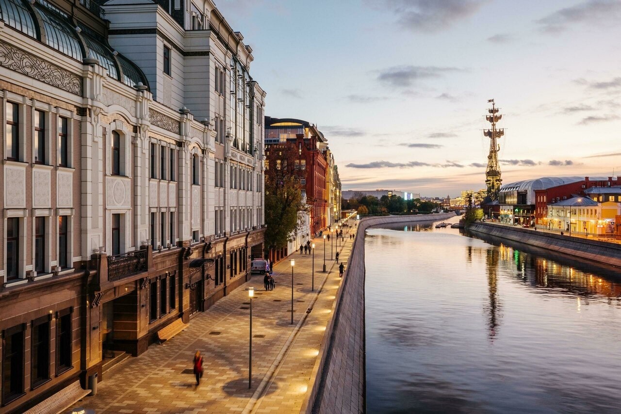 Где набережным. Набережная Москва. Москва Сретенская набережная. У набережной. Красивые Набережные Москвы.