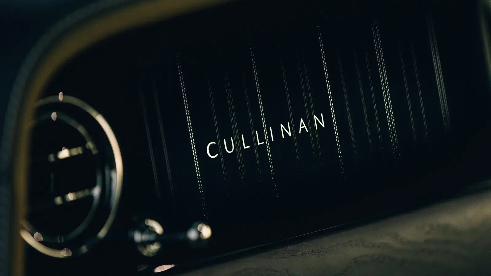 Салон Rolls-Royce Cullinan Series II: подсвеченная панель с надписью Cullinan