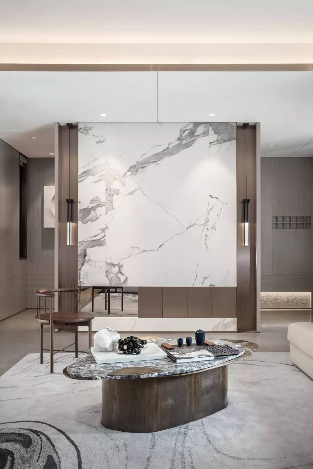 массивный журнальный столик по мрамор