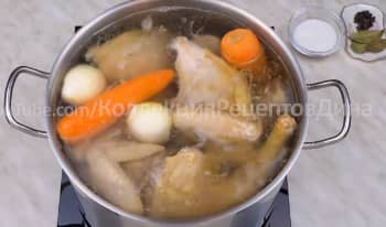 Приготовление холодца из свинины, говядины и курицы: шаг 6