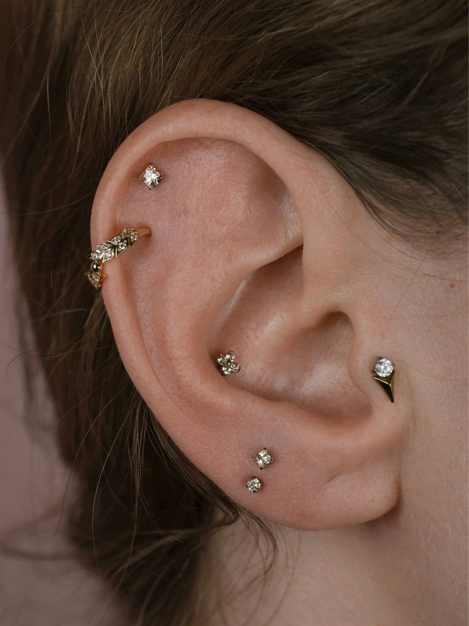 Прокол мочки уха с украшением