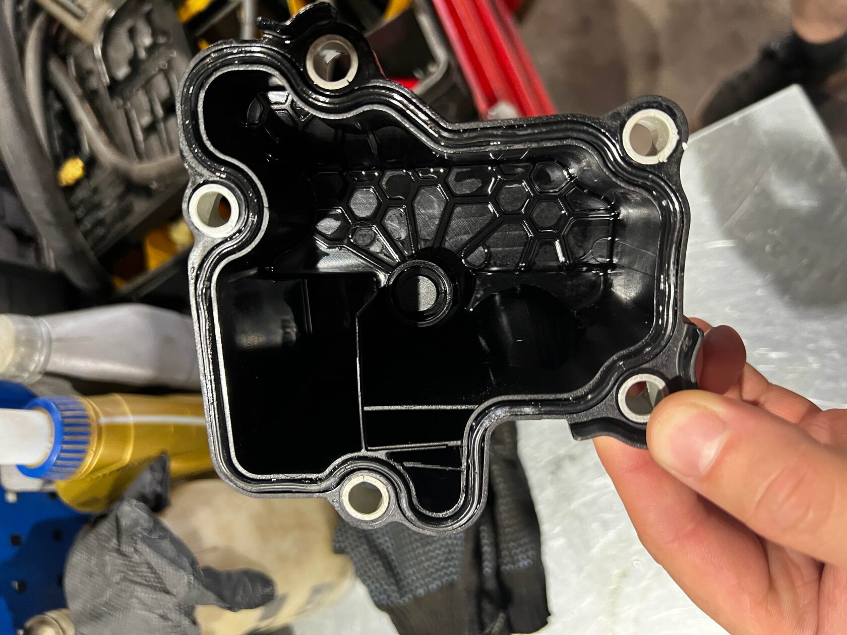 Моем поддон и очищаем привалочную поверхность корпуса муфты