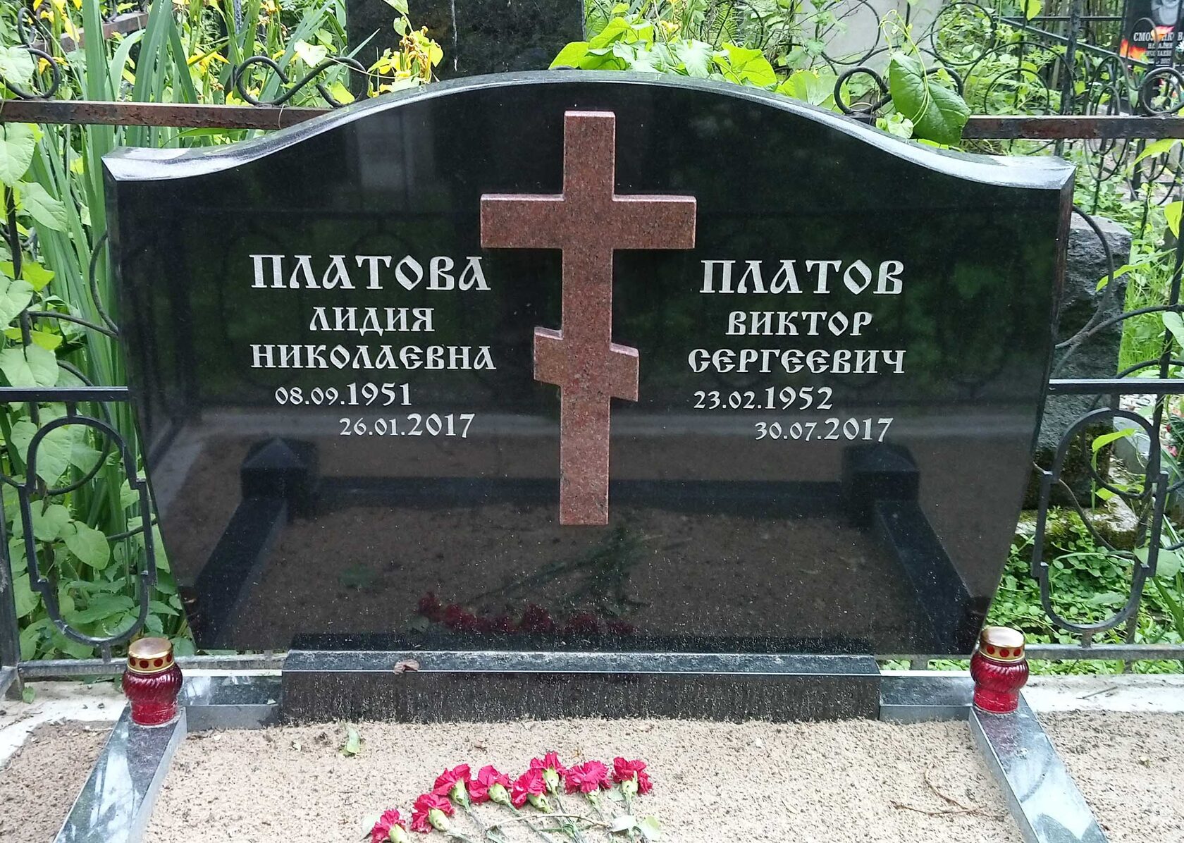 Горизонтальный памятник из гранита