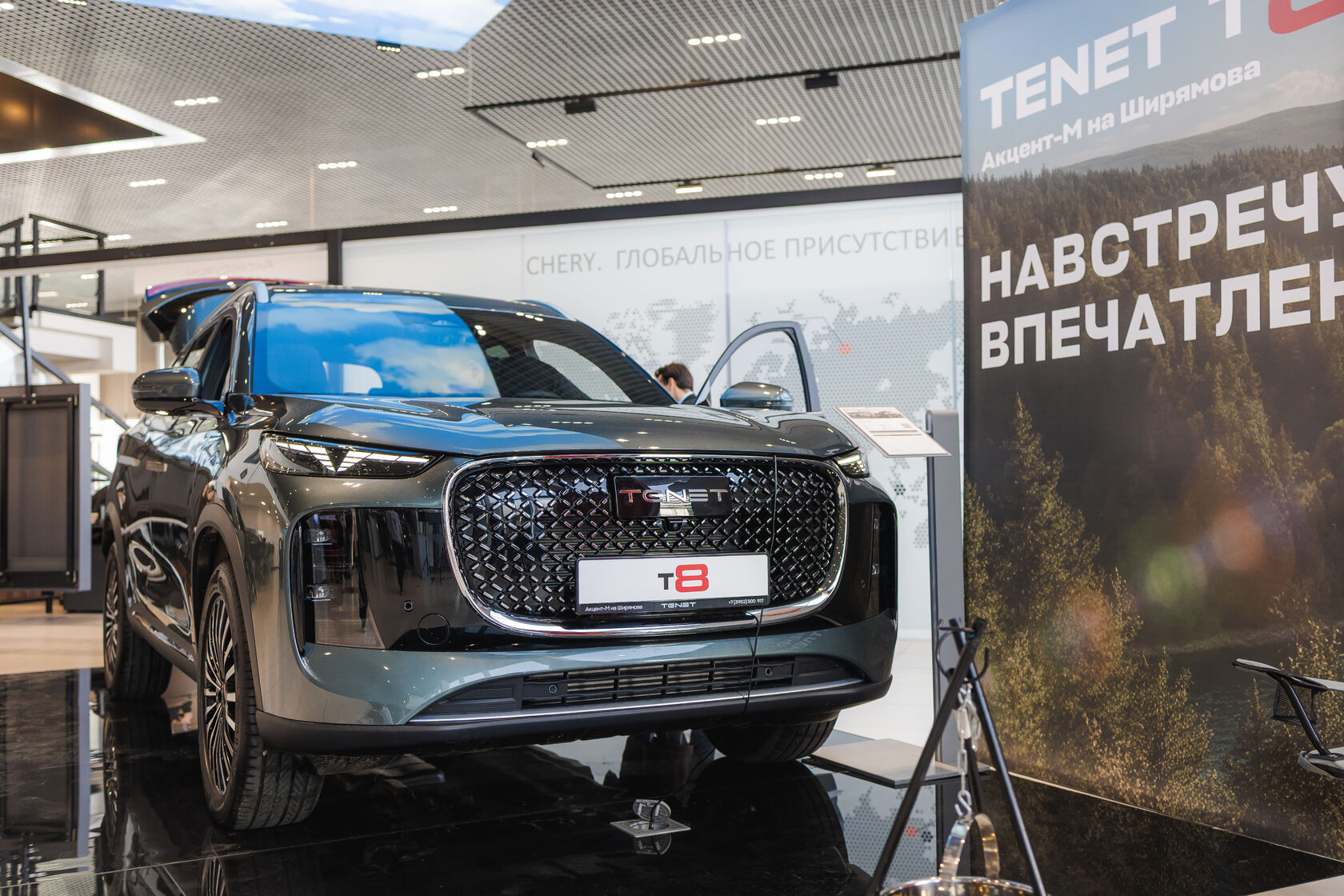 Автомобиль TENET T8 в дилерском центре