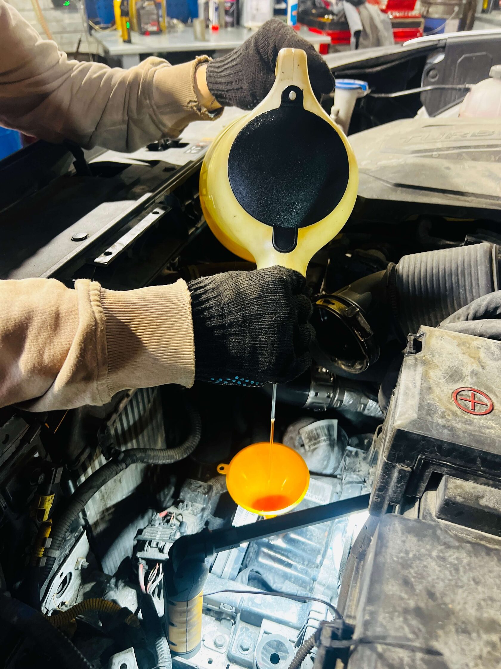 Заливаем новое масло в объеме 2х литров