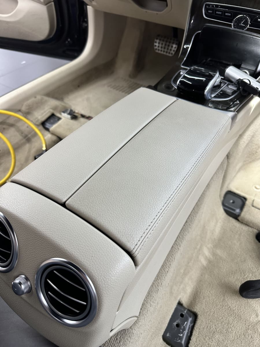 Центральный тоннель и подлокотник Mercedes W205 после химчистки