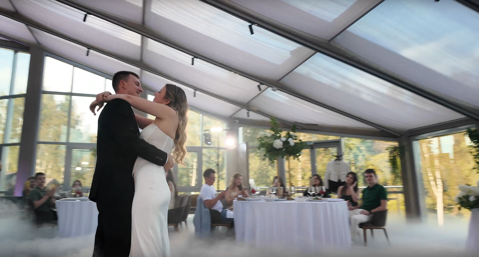 Красивый белый свет на свадьбу в ресторан Гость