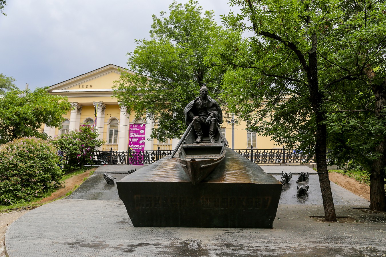 Гоголевский бульвар москва. Гоголевский бульвар. Памятник на Гоголевском бульваре. Гоголевский бульвар достопримечательности. Гоголевский бульвар экскурсия.